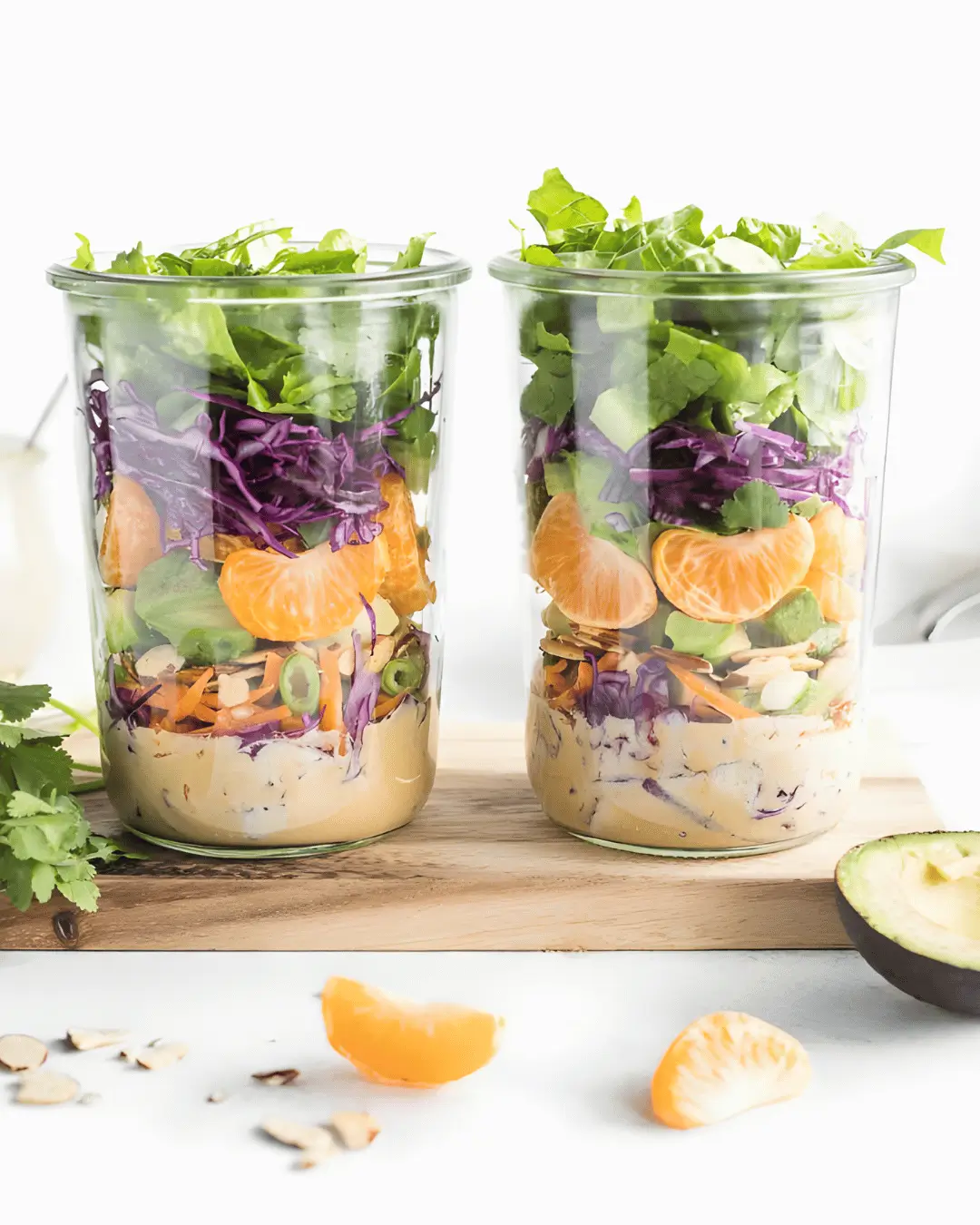 Salada refrescante em pote com gomos de mexerica e molho cítrico
